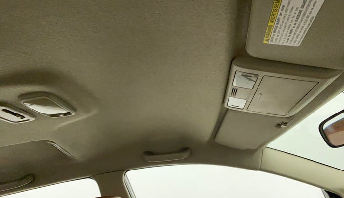 2012 Toyota Innova 2.5 GX 8 STR, Diesel, Manual, 1,13,151 km, Ceiling - Roof light/s not working