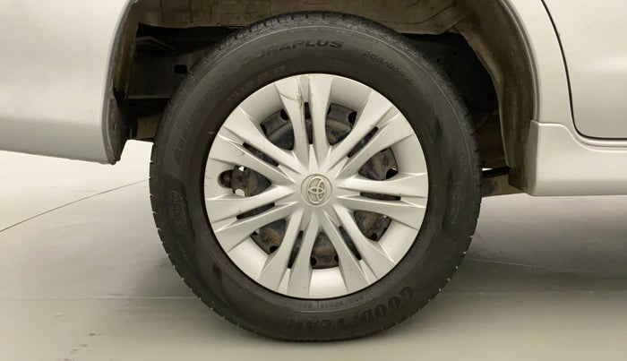 2012 Toyota Innova 2.5 GX 8 STR, Diesel, Manual, 1,13,151 km, Right Rear Wheel