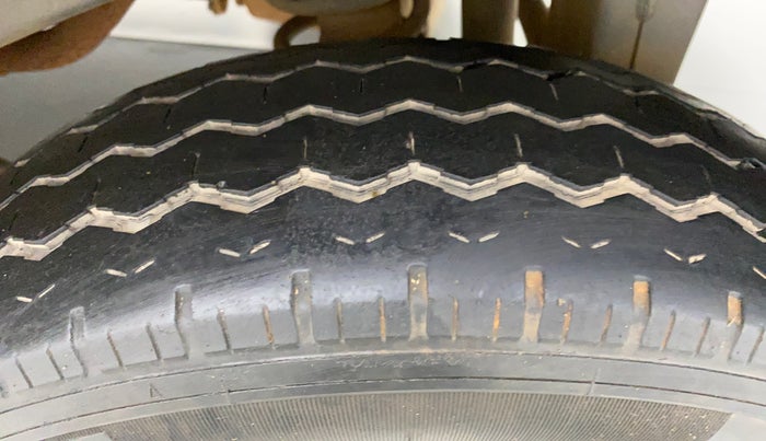 2017 Maruti Eeco 7 STR, Petrol, Manual, 60,941 km, Left Rear Tyre Tread
