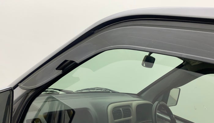 2017 Maruti Eeco 7 STR, Petrol, Manual, 60,941 km, Front passenger door - Door visor damaged