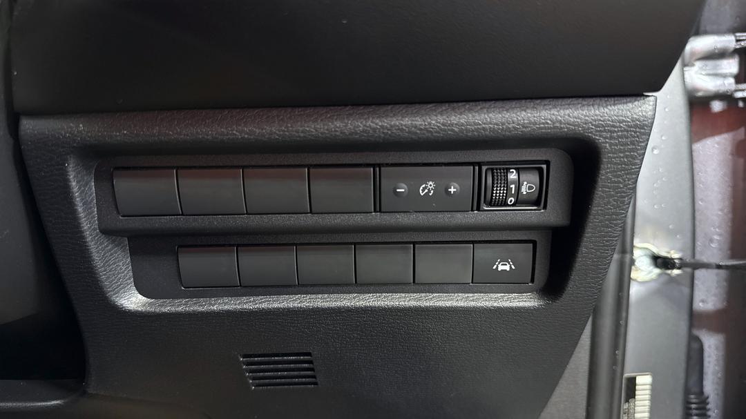 2023 Mitsubishi Outlander Ls 7 Seat (2WD), Automatic, 59322 km, Utility Switches/Buttons