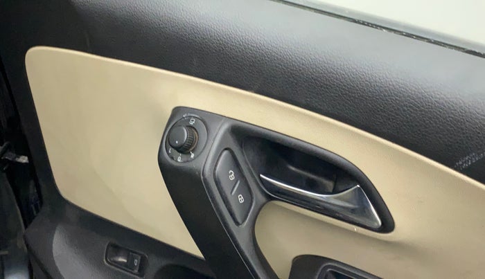2018 Skoda Rapid STYLE 1.5 TDI AT, Diesel, Automatic, 73,603 km, Right rear-view mirror - ORVM switch has minor damage