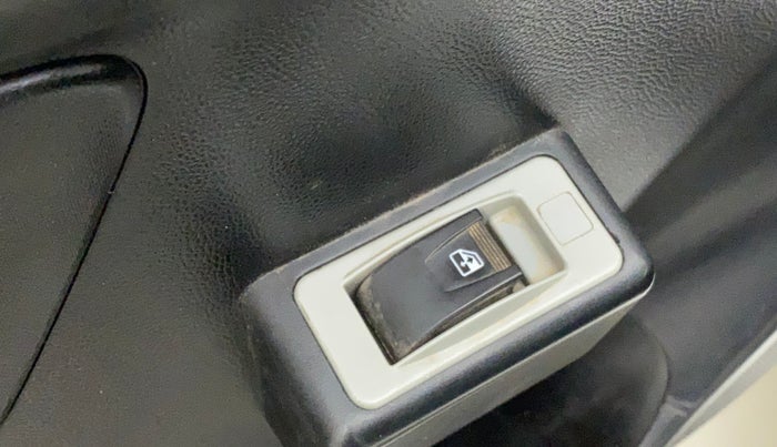 2019 Maruti Swift LXI, CNG, Manual, 81,694 km, Left front window switch / handle - Switch/handle not functional