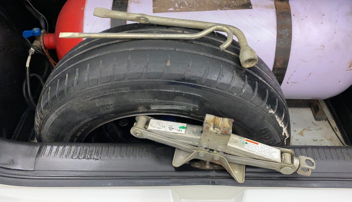 2019 Maruti Swift LXI, CNG, Manual, 81,694 km, Spare Tyre
