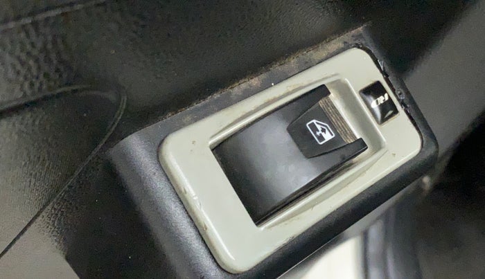 2019 Maruti Swift LXI, CNG, Manual, 81,694 km, Left rear window switch / handle - Switch/handle not functional