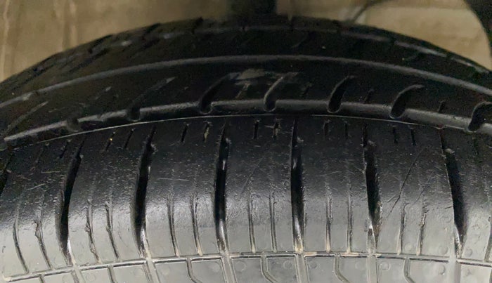 2019 Maruti Swift LXI, CNG, Manual, 81,694 km, Right Front Tyre Tread