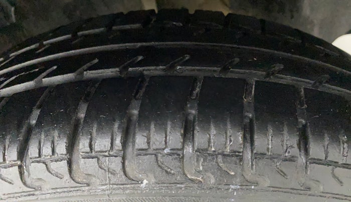 2019 Maruti Swift LXI, CNG, Manual, 81,694 km, Left Rear Tyre Tread