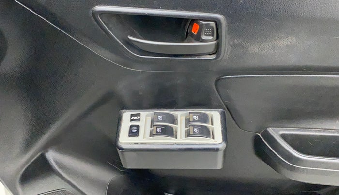 2019 Maruti Swift LXI, CNG, Manual, 81,694 km, Right front window switch / handle - Child Switch not working for windows