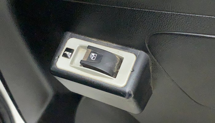 2019 Maruti Swift LXI, CNG, Manual, 81,694 km, Right rear window switch / handle - Switch/handle not functional