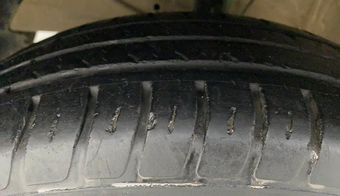 2019 Maruti Swift LXI, CNG, Manual, 81,694 km, Left Front Tyre Tread
