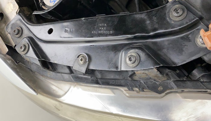 2012 Volkswagen Vento HIGHLINE DIESEL 1.6, Diesel, Manual, 1,37,114 km, Right headlight - Clamp has minor damage