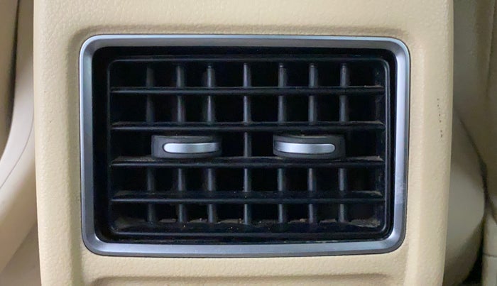 2012 Volkswagen Vento HIGHLINE DIESEL 1.6, Diesel, Manual, 1,37,114 km, Rear AC Vents