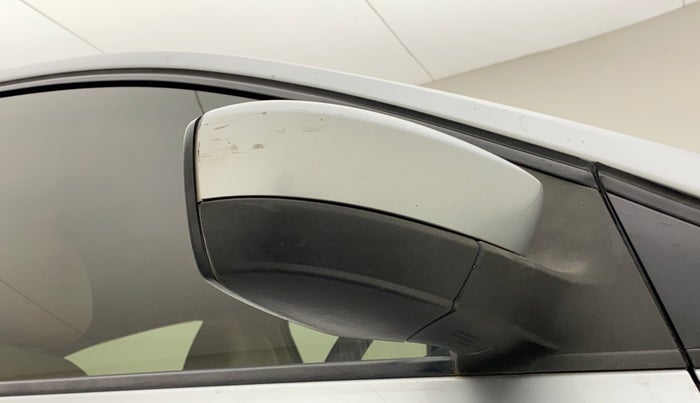 2012 Volkswagen Vento HIGHLINE DIESEL 1.6, Diesel, Manual, 1,37,114 km, Right rear-view mirror - Minor scratches