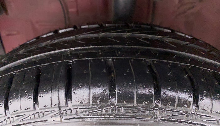 2018 Toyota Etios Liva V DUAL TONE, Petrol, Manual, 56,457 km, Left Front Tyre Tread