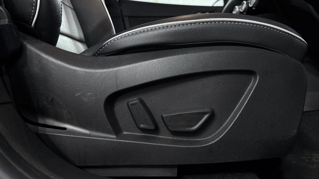 2021 Renault Captur Intens, Automatic, 62375 km, Drivers Side Adjustment Panel