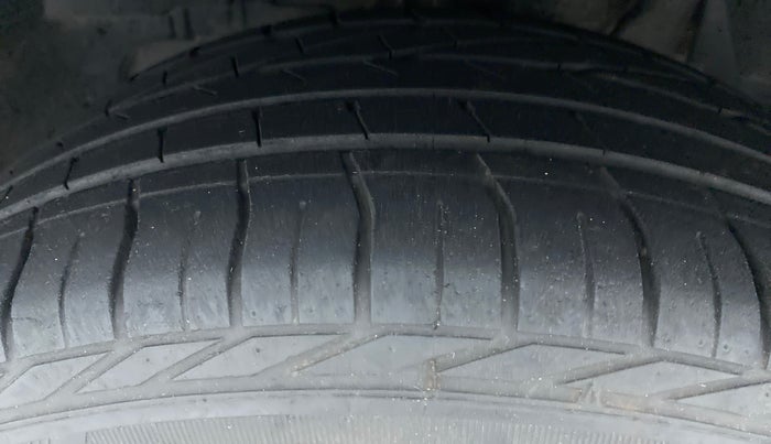 2018 Tata NEXON XZ+ 1.2 DUAL TONE, Petrol, Manual, 21,128 km, Left Front Tyre Tread