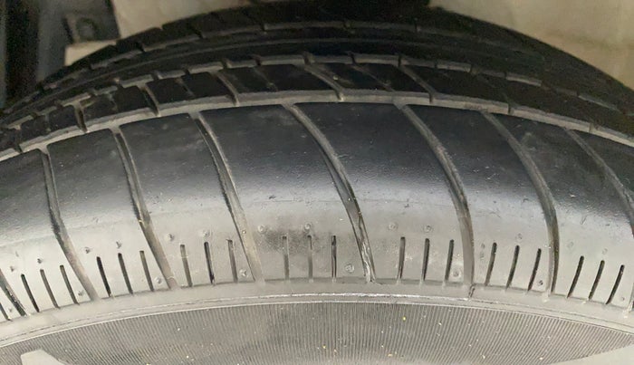 2018 Maruti Ertiga VDI SHVS, Diesel, Manual, 70,534 km, Left Front Tyre Tread