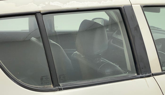 2014 Maruti Swift LDI, Diesel, Manual, 1,14,982 km, Right rear door - Weather strip has minor damage
