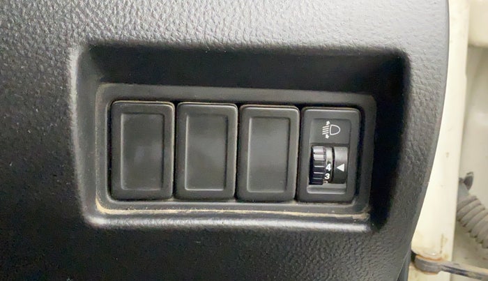 2014 Maruti Swift LDI, Diesel, Manual, 1,14,982 km, Dashboard - Headlight height adjustment not working