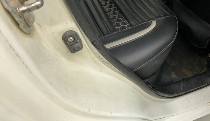 2014 Maruti Swift LDI, Diesel, Manual, 1,14,982 km, Right rear door - Beading has minor damage