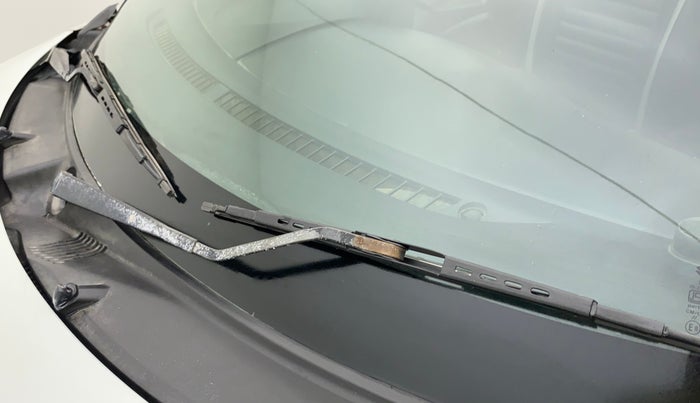 2014 Maruti Swift LDI, Diesel, Manual, 1,14,982 km, Front windshield - Wiper Blade Broken/Rusted