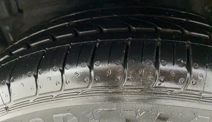 2016 Maruti Celerio VXI d, CNG, Manual, 70,049 km, Left Front Tyre Tread