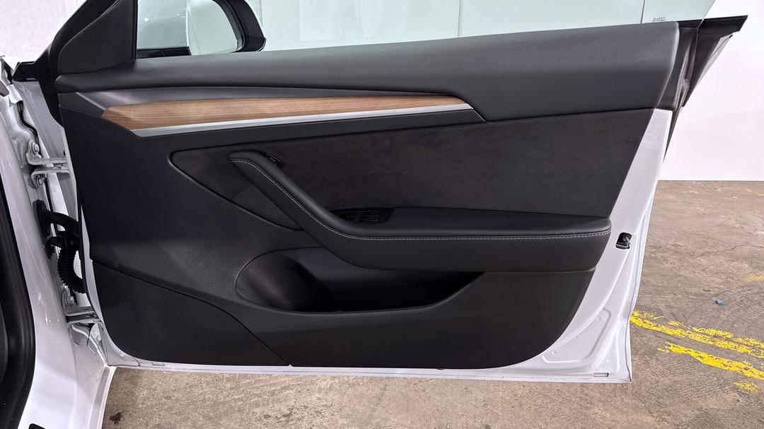 2023 Tesla Model 3 Long Range, Automatic, 75002 km, Speaker View