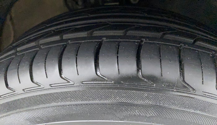 2016 Volkswagen Polo HIGHLINE1.2L, Petrol, Manual, 37,883 km, Right Front Tyre Tread