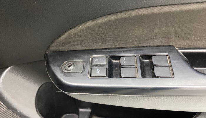 2012 Maruti Swift VDI, Diesel, Manual, 95,626 km, Left rear-view mirror - ORVM switch has minor damage
