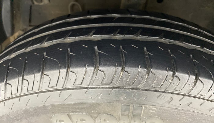 2015 Maruti Swift VXI D, Petrol, Manual, 30,785 km, Left Front Tyre Tread