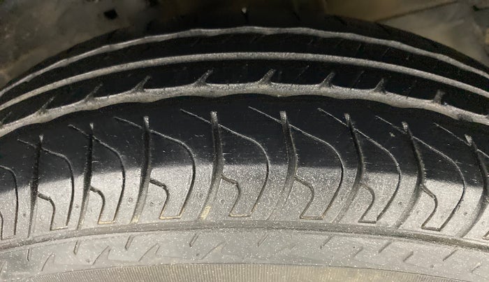 2015 Maruti Swift VXI D, Petrol, Manual, 30,785 km, Right Front Tyre Tread