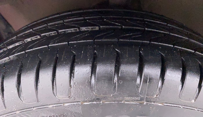 2011 Maruti Ritz VXI, Petrol, Manual, 38,428 km, Left Front Tyre Tread