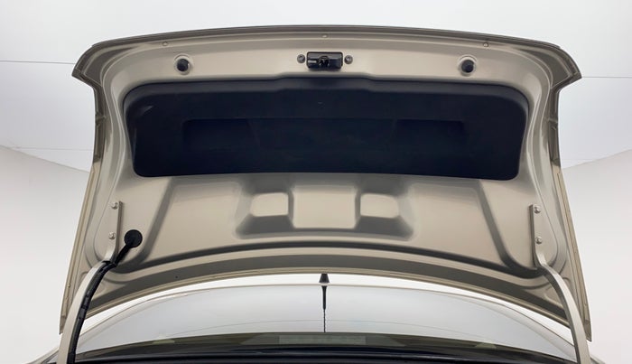 2011 Volkswagen Vento HIGHLINE 1.6 MPI, Petrol, Manual, 97,769 km, Boot Door Open