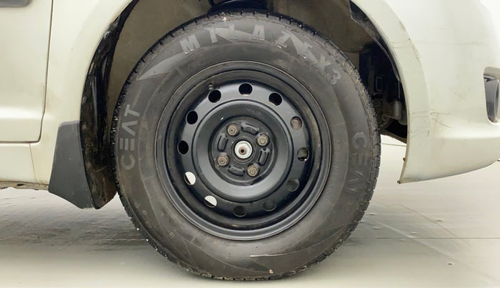 2011 Maruti Swift VXI D, Petrol, Manual, 77,021 km, Right Front Wheel