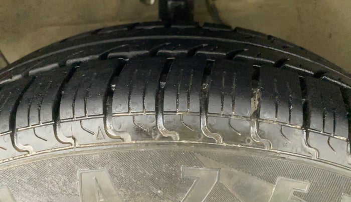 2011 Maruti Swift VXI D, Petrol, Manual, 77,021 km, Left Front Tyre Tread