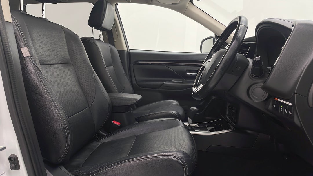 2016 Mitsubishi Outlander Exceed (4x4), Automatic, 111567 km, Right Side Front Door Cabin View