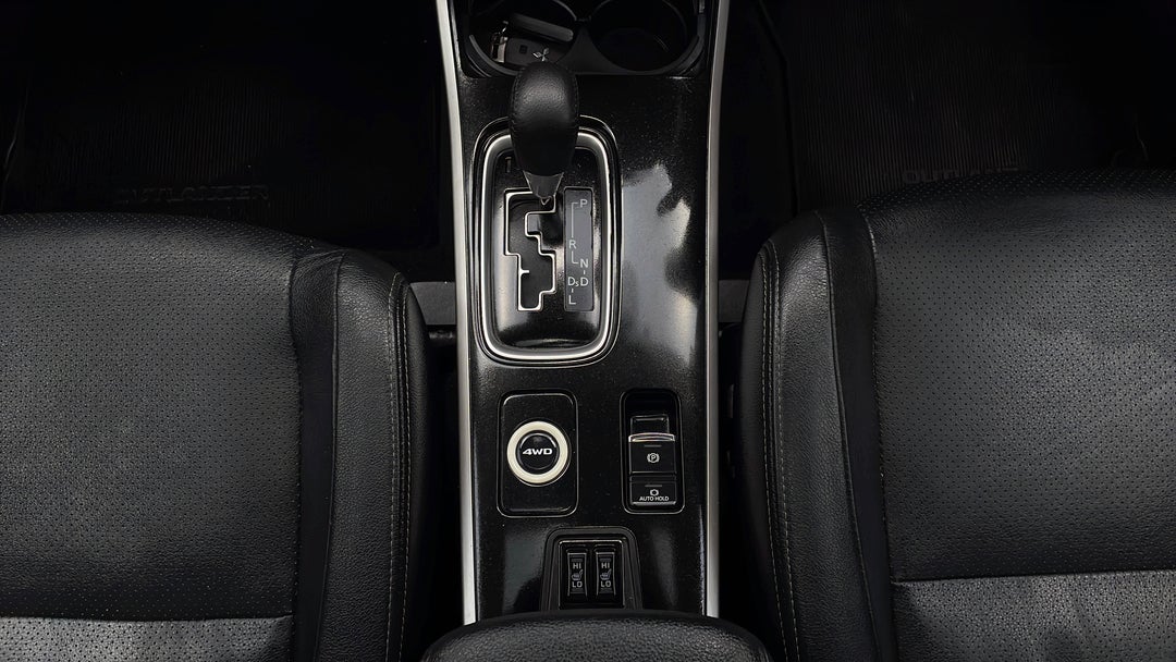 2016 Mitsubishi Outlander Exceed (4x4), Automatic, 111567 km, Gear Lever 