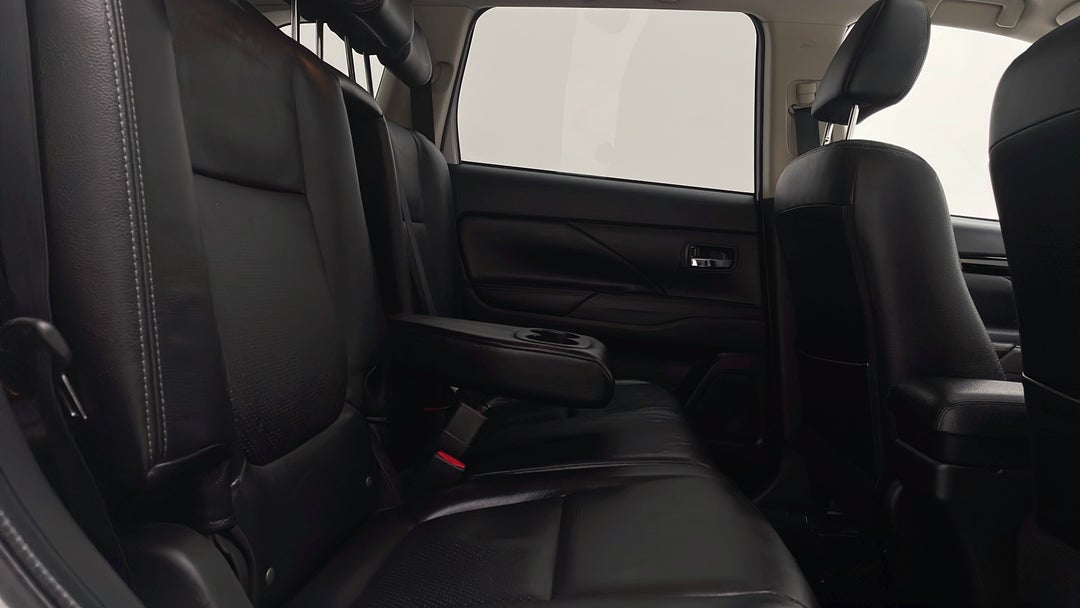 2016 Mitsubishi Outlander Exceed (4x4), Automatic, 111567 km, Right Side Rear Door Cabin View