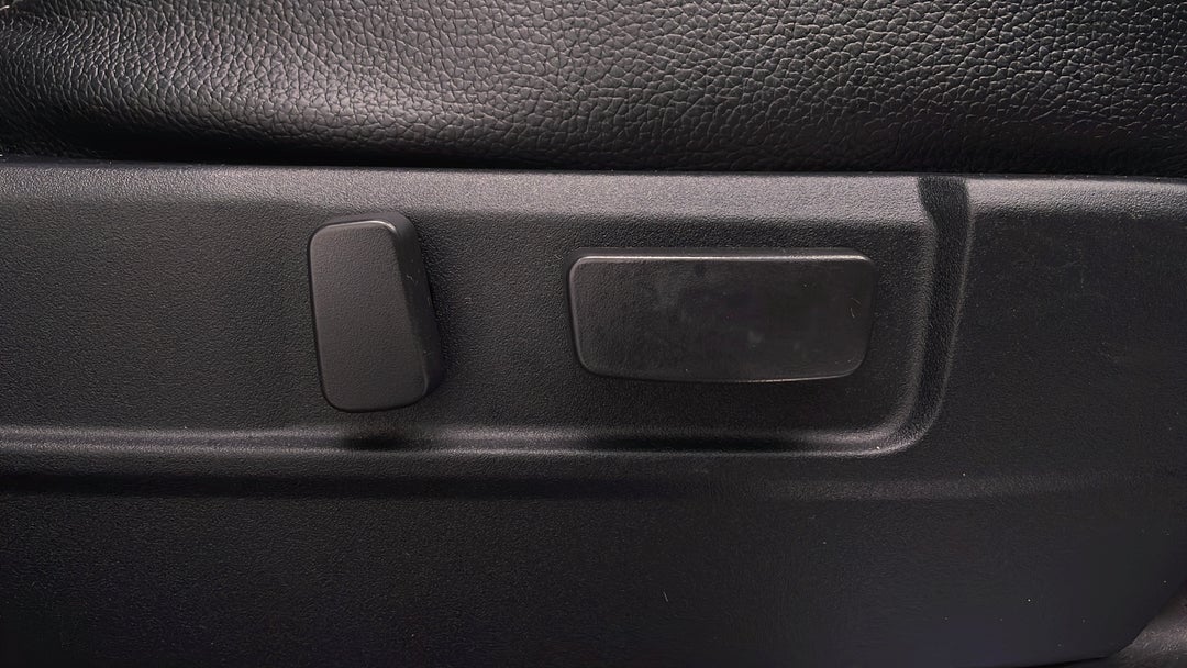 2016 Mitsubishi Outlander Exceed (4x4), Automatic, 111567 km, Drivers Side Adjustment Panel