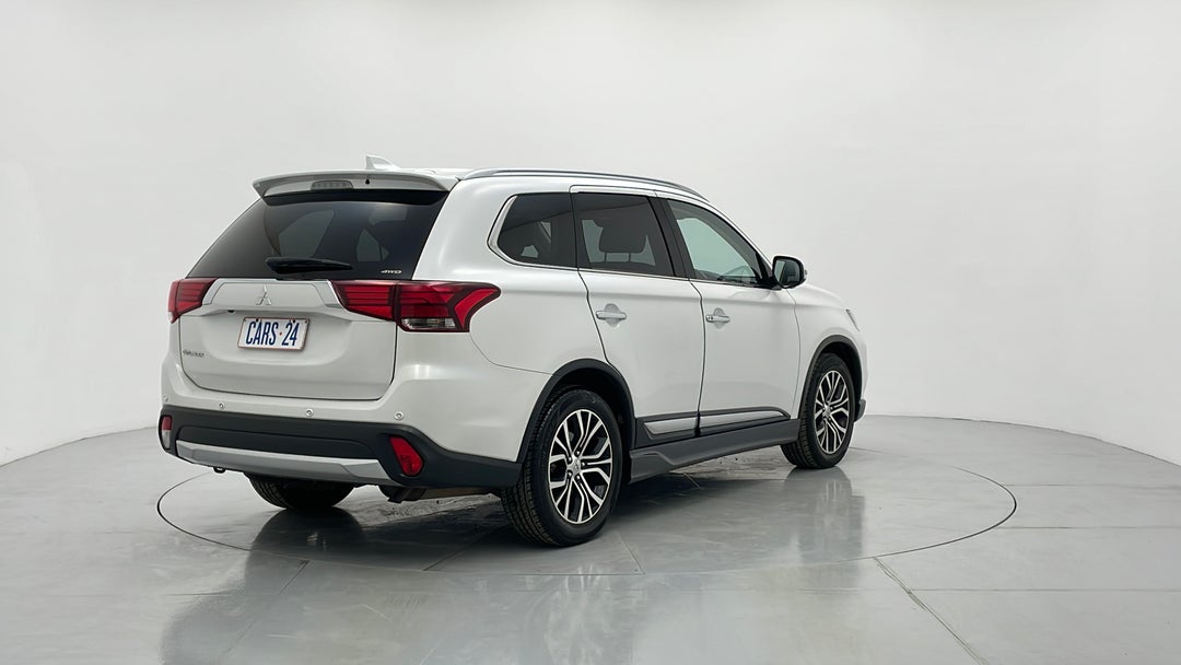 2016 Mitsubishi Outlander Exceed (4x4), Automatic, 111567 km, Right Back Diagonal (45- Degree) View