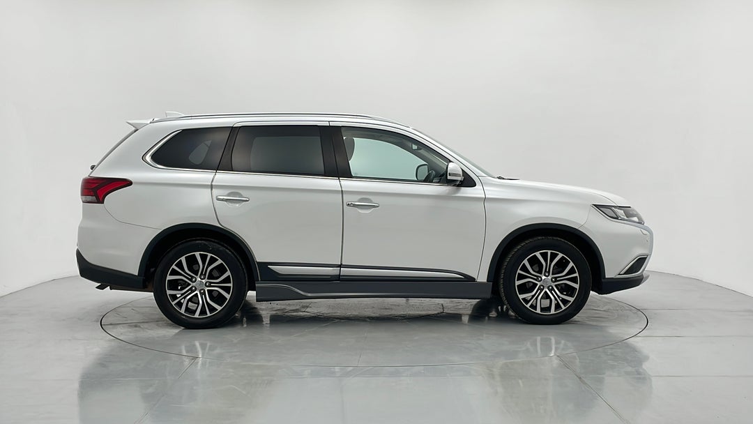 2016 Mitsubishi Outlander Exceed (4x4), Automatic, 111567 km, Right Side View