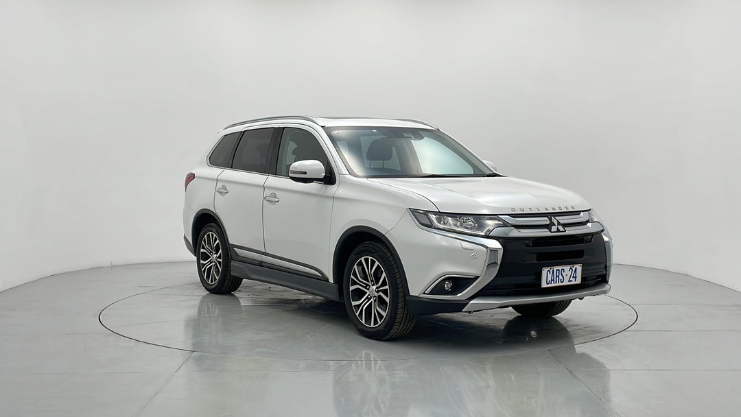 2016 Mitsubishi Outlander Exceed (4x4), Automatic, 111567 km, Right Front Diagonal (45- Degree) View
