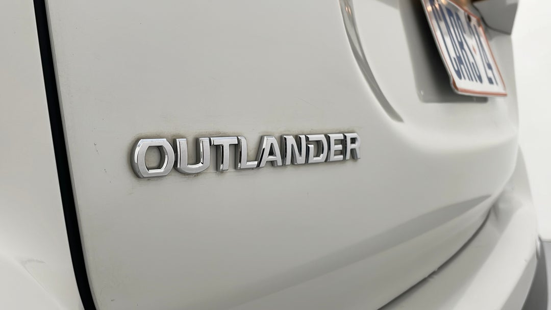 2016 Mitsubishi Outlander Exceed (4x4), Automatic, 111567 km, Badge (Boot Left Side)