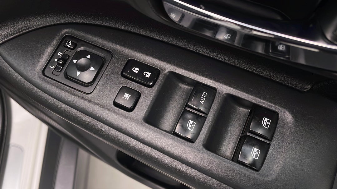 2016 Mitsubishi Outlander Exceed (4x4), Automatic, 111567 km, Drivers Side Door Panel Controls