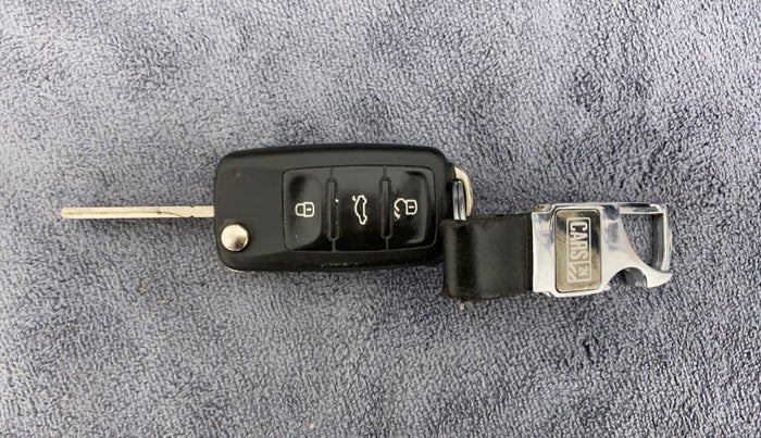 2013 Volkswagen Polo COMFORTLINE 1.2L PETROL, Petrol, Manual, 1,19,316 km, Key Close Up
