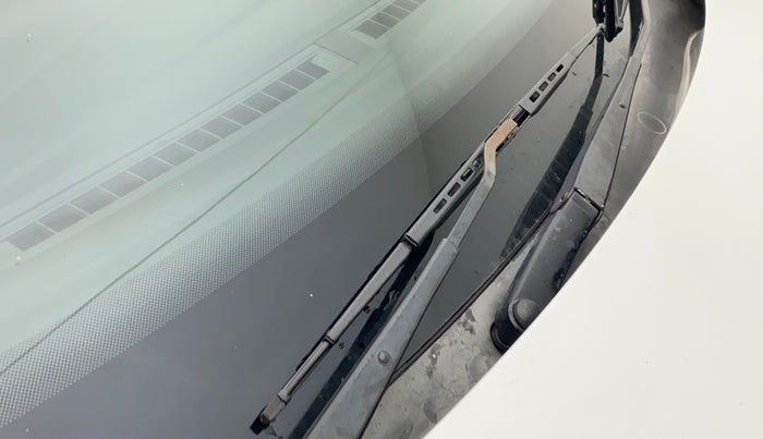 2013 Volkswagen Polo COMFORTLINE 1.2L PETROL, Petrol, Manual, 1,19,316 km, Front windshield - Wiper Blade Broken/Rusted
