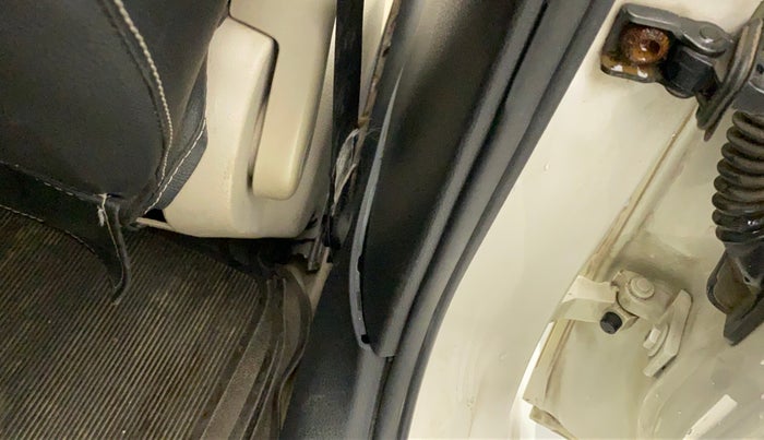 2013 Volkswagen Polo COMFORTLINE 1.2L PETROL, Petrol, Manual, 1,19,316 km, Right B pillar - Trim cover damaged