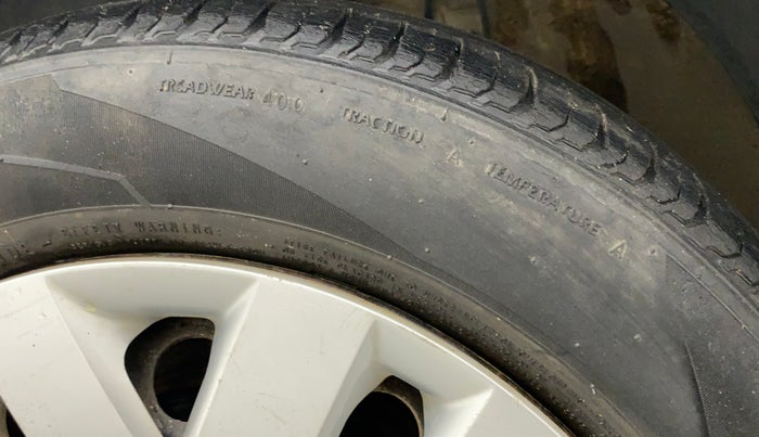 2013 Volkswagen Polo COMFORTLINE 1.2L PETROL, Petrol, Manual, 1,19,316 km, Left front tyre - Minor crack