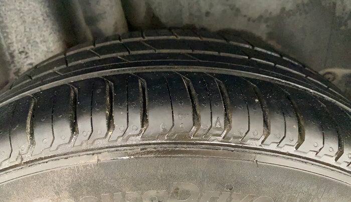 2013 Volkswagen Polo COMFORTLINE 1.2L PETROL, Petrol, Manual, 1,19,316 km, Right Rear Tyre Tread