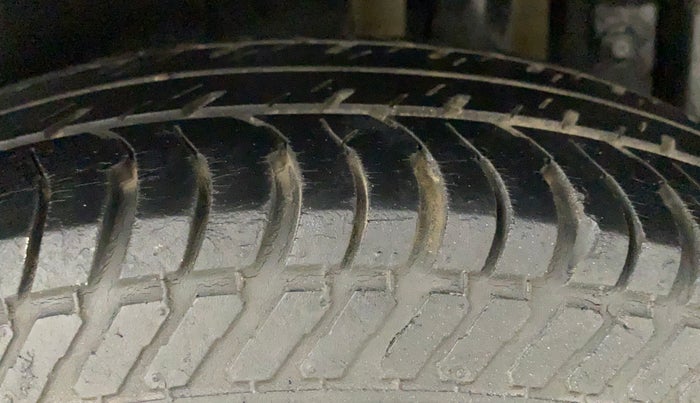 2014 Maruti Swift VXI, Petrol, Manual, 70,366 km, Left Rear Tyre Tread